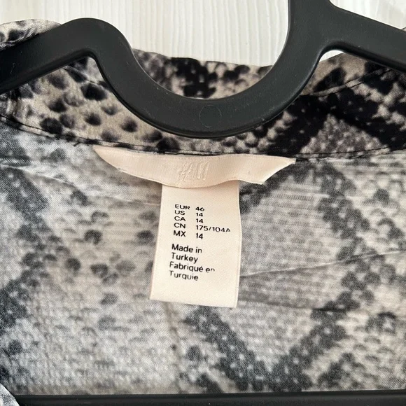 H&M Patterned Button Up - Picture 4 of 5